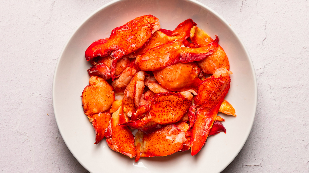 Fresh Maine Lobster Claw & Knuckle Meat (2 LBS) Get Maine Lobster